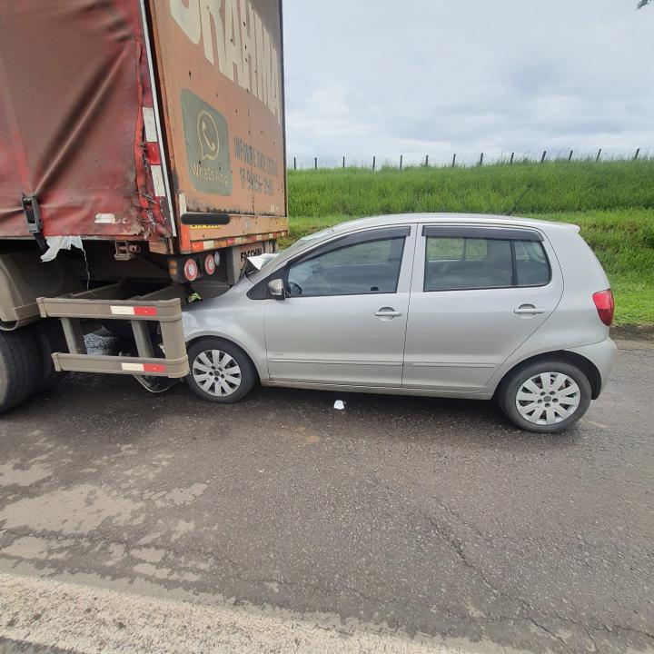 Foto 3 de 5 — Homem é socorrido após acidente entre carro e caminhão na região